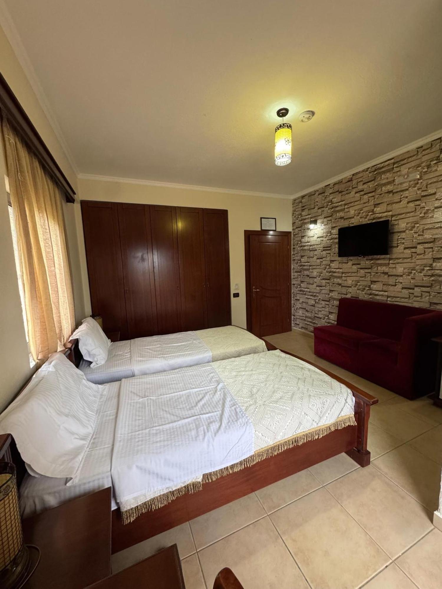 Hotel Restorant Leza Lin Екстер'єр фото