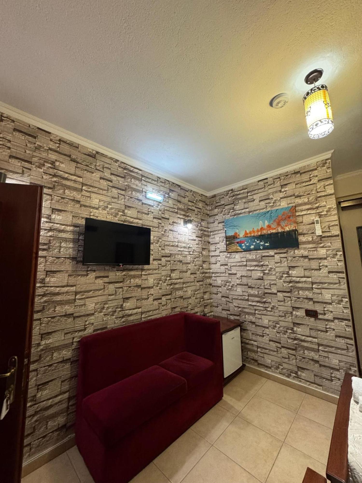 Hotel Restorant Leza Lin Екстер'єр фото